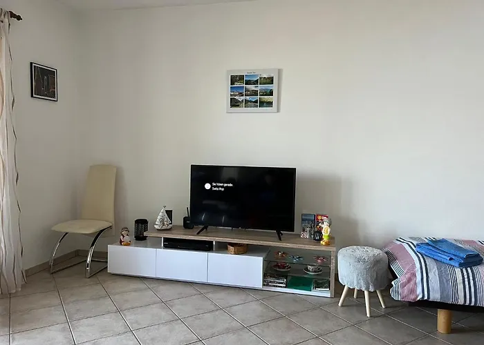 1 Zimmer Apartment Mit Seesicht Und Pool